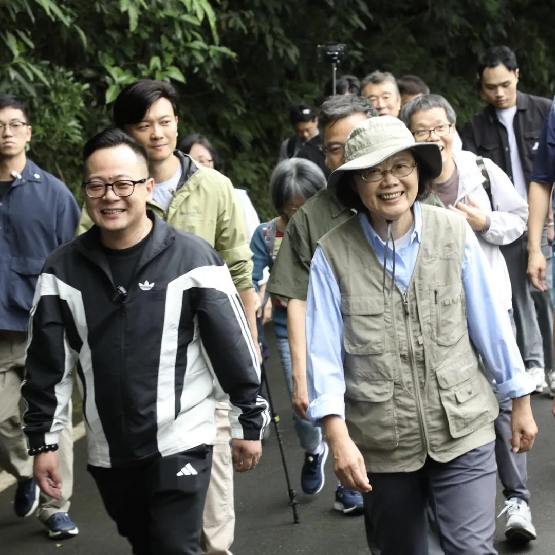蔡英文(圖右)與民進黨基隆市長參選人童子瑋爬山。(圖/截自蔡英文臉書)