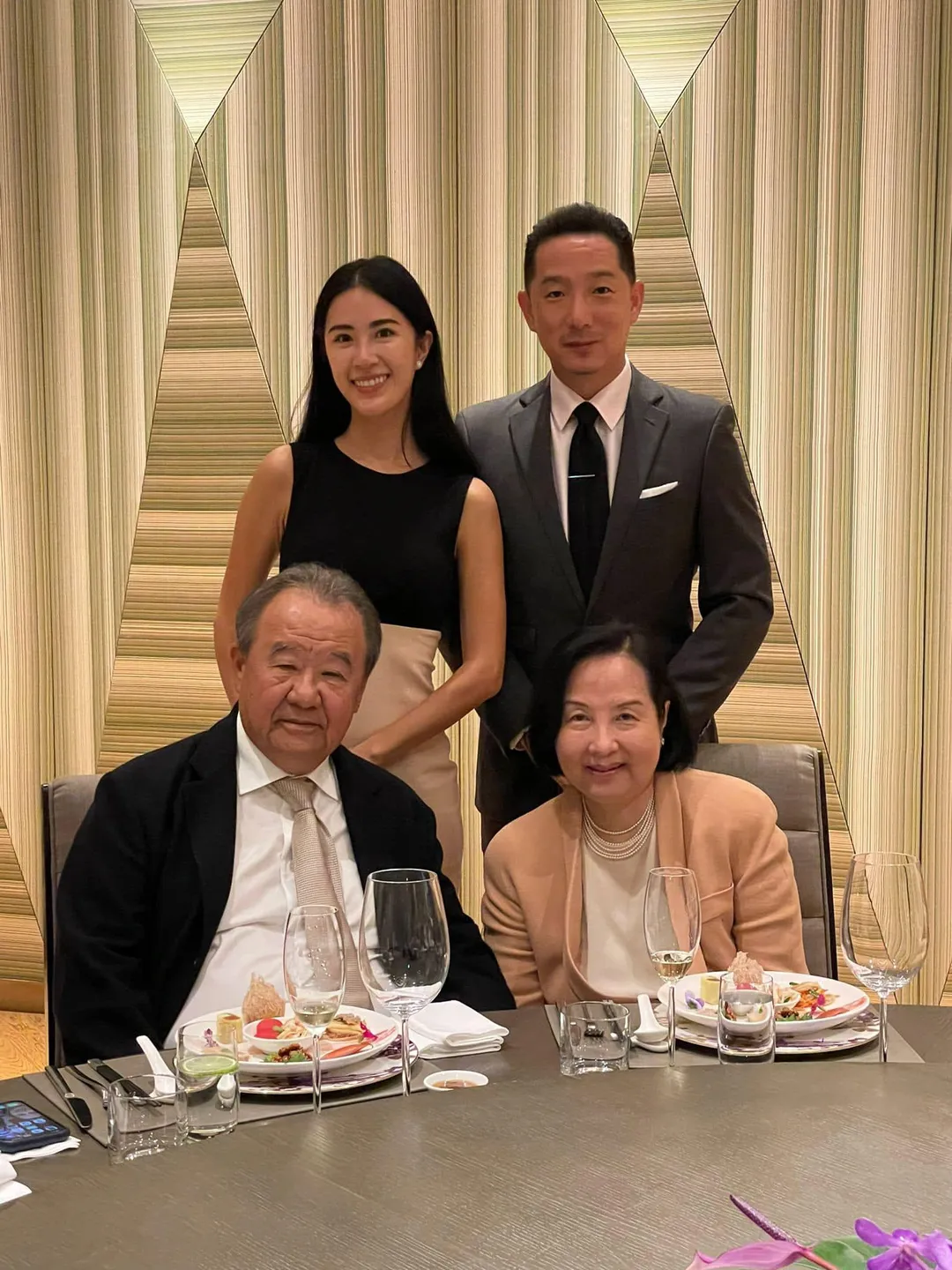 徐莉玲兒子徐子翔（右上）49歲終遇人生伴侶，未料仍抑鬱而終（圖／翻攝自徐莉玲臉書）