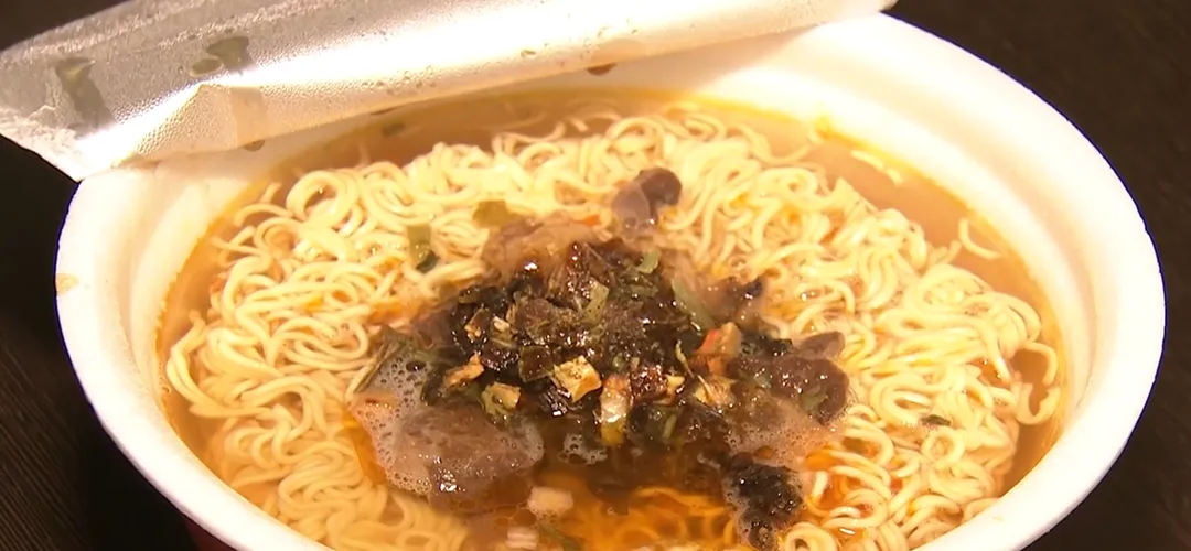 想維持大腦健康，張馨方建議，日常飲食可從減少鈉攝取著手，例如泡麵及火鍋湯底不必全部喝完。（圖／中天新聞）