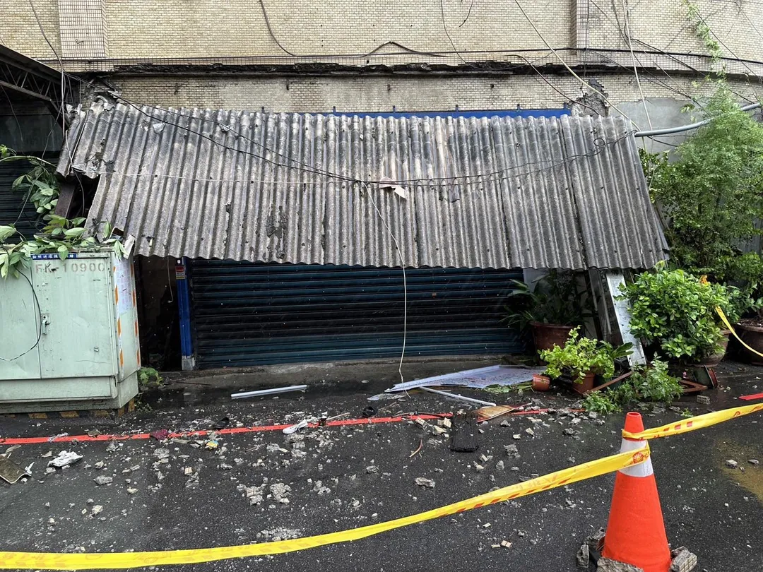 蘆洲警分局延平派出所員警獲報到場，立即拉起封鎖線並擺放交通錐管制，區公所也派員排除障礙。（圖／警方提供）