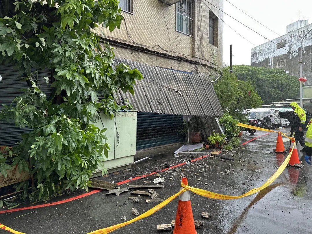 蘆洲警分局員警獲報趕抵五股區西雲路災情現場，立即拉設封鎖線並實施交通管制，確保民眾安全。（圖／警方提供）