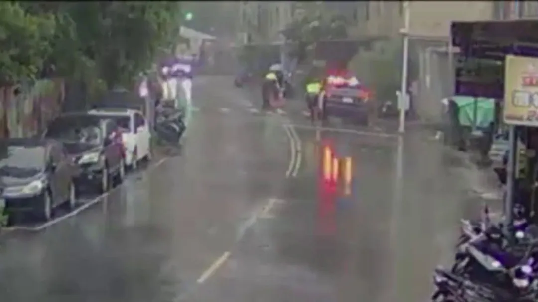 五股區西雲路某民宅雨遮被吹到崩塌。（圖／警方提供）