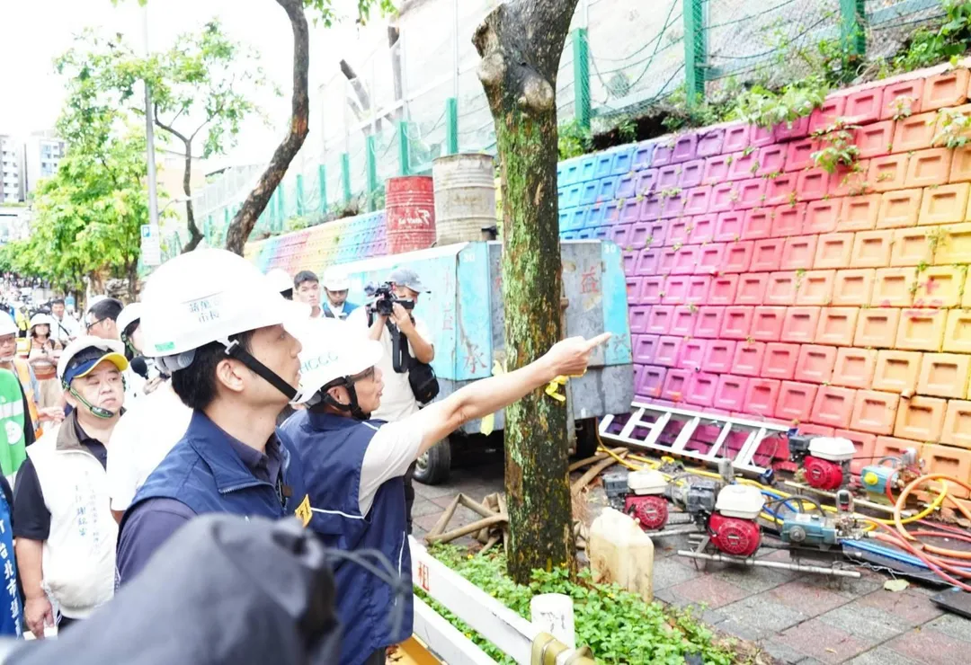 蔣萬安視察內湖成功路四段邊坡整治。(圖/台北市政府)