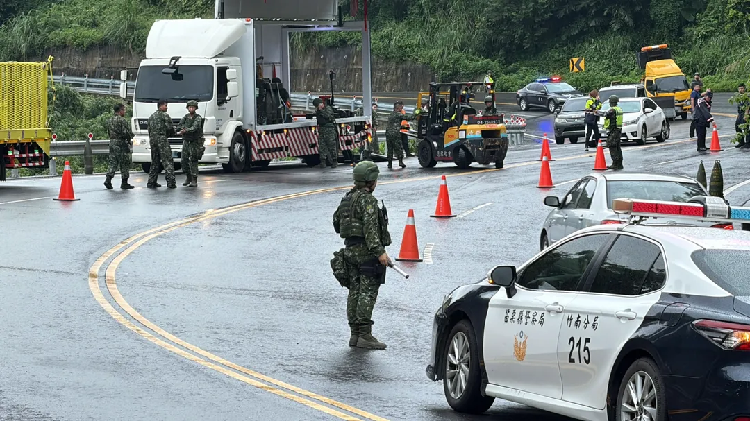 國軍委託民間貨車載運的8吋榴砲彈在台13線滾落路面。(圖/中天新聞)