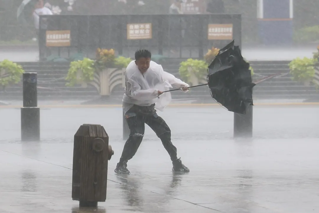 上海市氣象台上午9時發布中心城區暴雨橙色預警。（圖／新華社）
