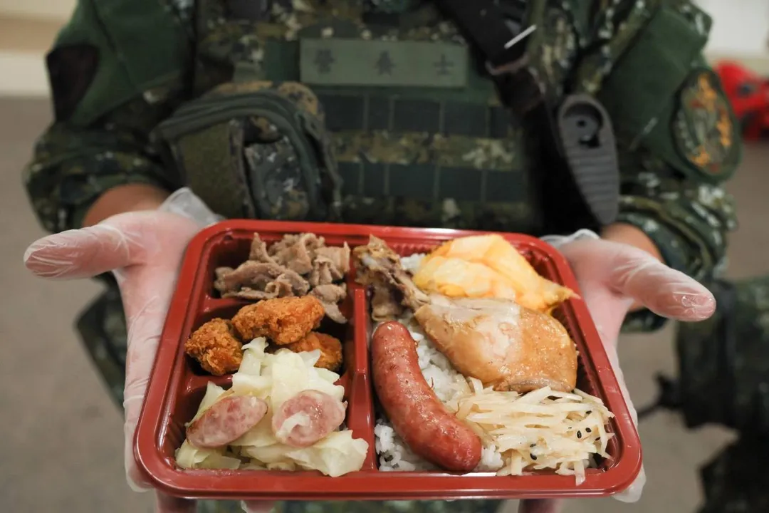 第五作戰區在漢光演習中實施「野戰炊爨與熱食追送」,主菜有雞腿與香腸。(圖/第五作戰區提供,下同)