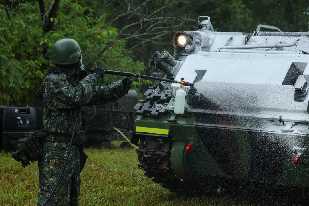 官兵進行車輛消除作業。（圖／第二作戰區提供）