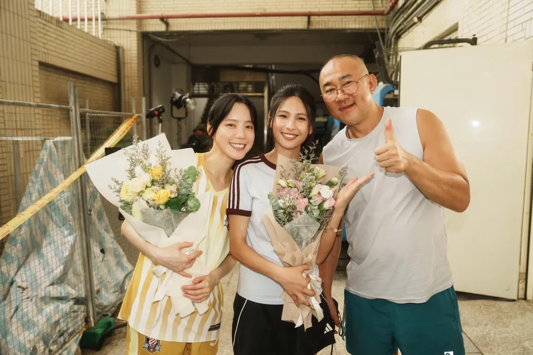 首次擔綱女主角的林亭莉（中）感謝同門師姐程予希（左）一路陪伴。（圖／阿榮影業 提供）