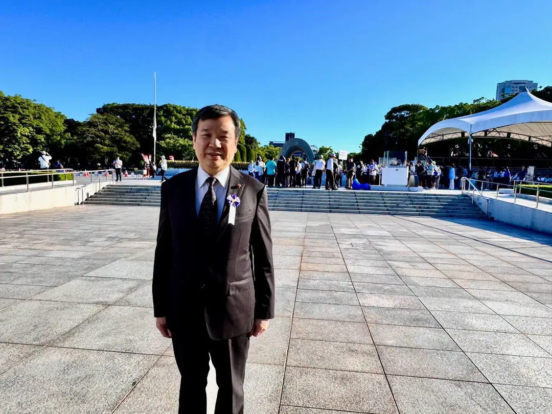 我駐日代表李逸洋日前出席廣島原爆和平紀念儀式（圖），9日則因座位安排遭長崎市府矮化、以缺席抗議。（圖／李逸洋臉書）