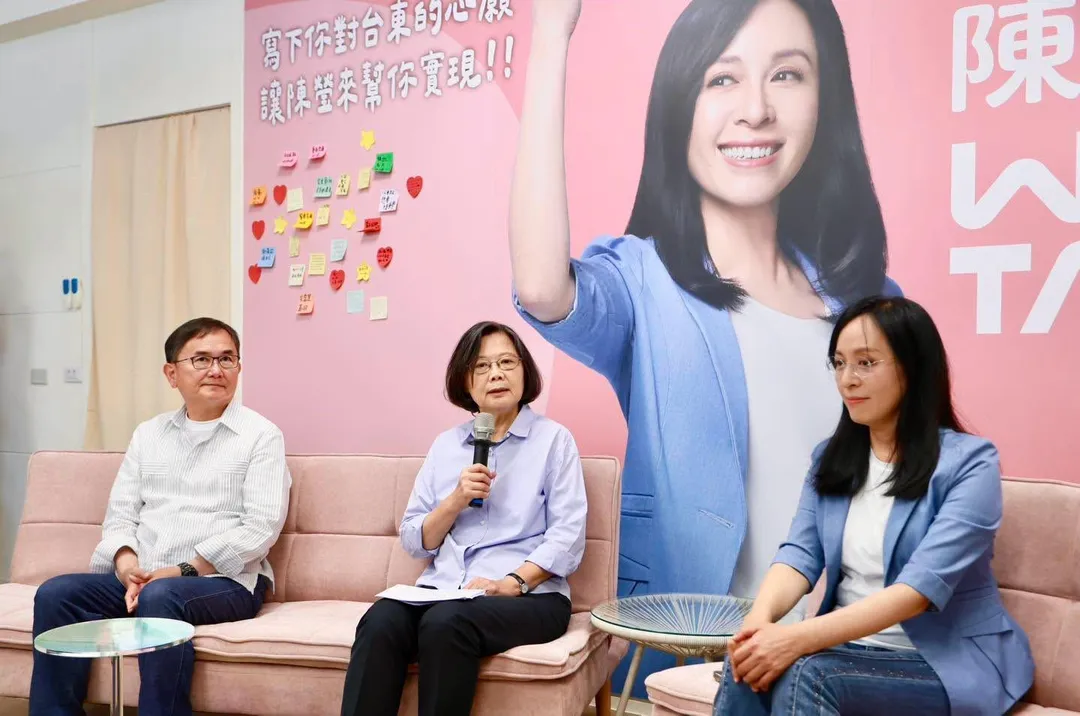 蔡英文(中)接任陳瑩(圖右)競選總部主委，整合台東的黨內分裂。(圖/截自蔡英文臉書)