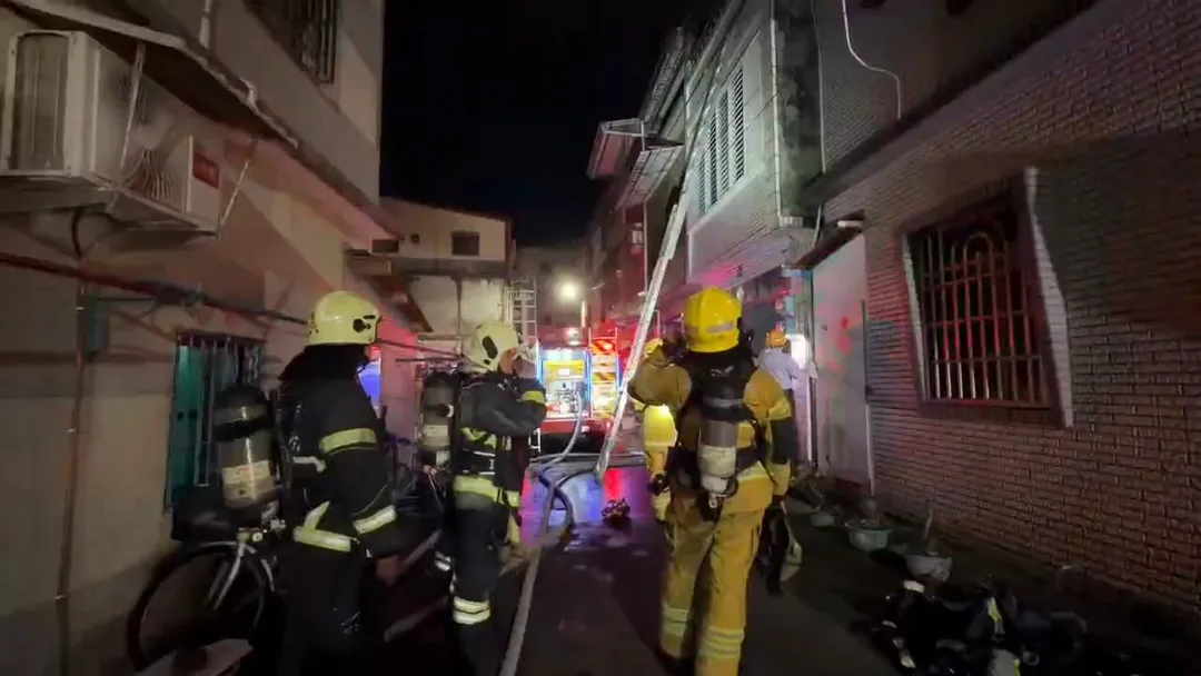 獲救父子無明顯外傷,已由救護車送醫。透天厝火勢撲滅後,起火原因仍待進一步調查釐清。(圖/中天新聞)