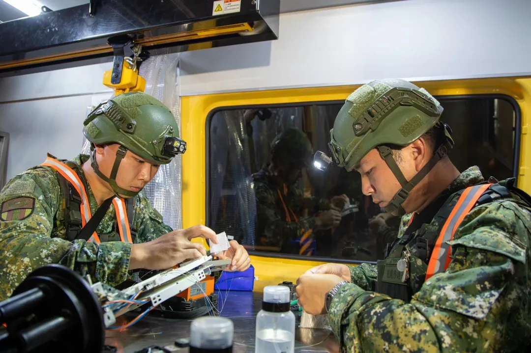 通資部隊官兵在賓士維修車內進行光纖纜線維修作業。(圖/第6軍團提供)