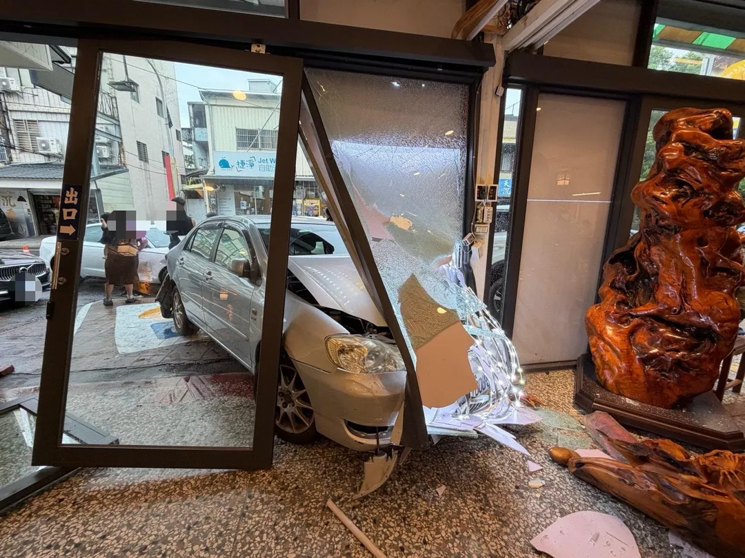 轎車遭推擠撞進店家。（圖／警方提供）