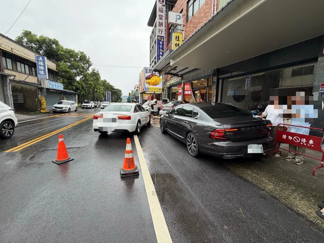 老翁開車往前衝撞3輛轎車。（圖／警方提供）