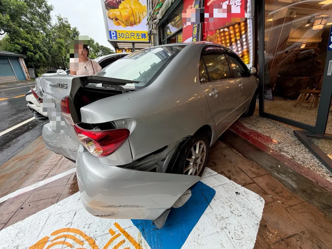 轎車遭推擠撞進店家。（圖／警方提供）