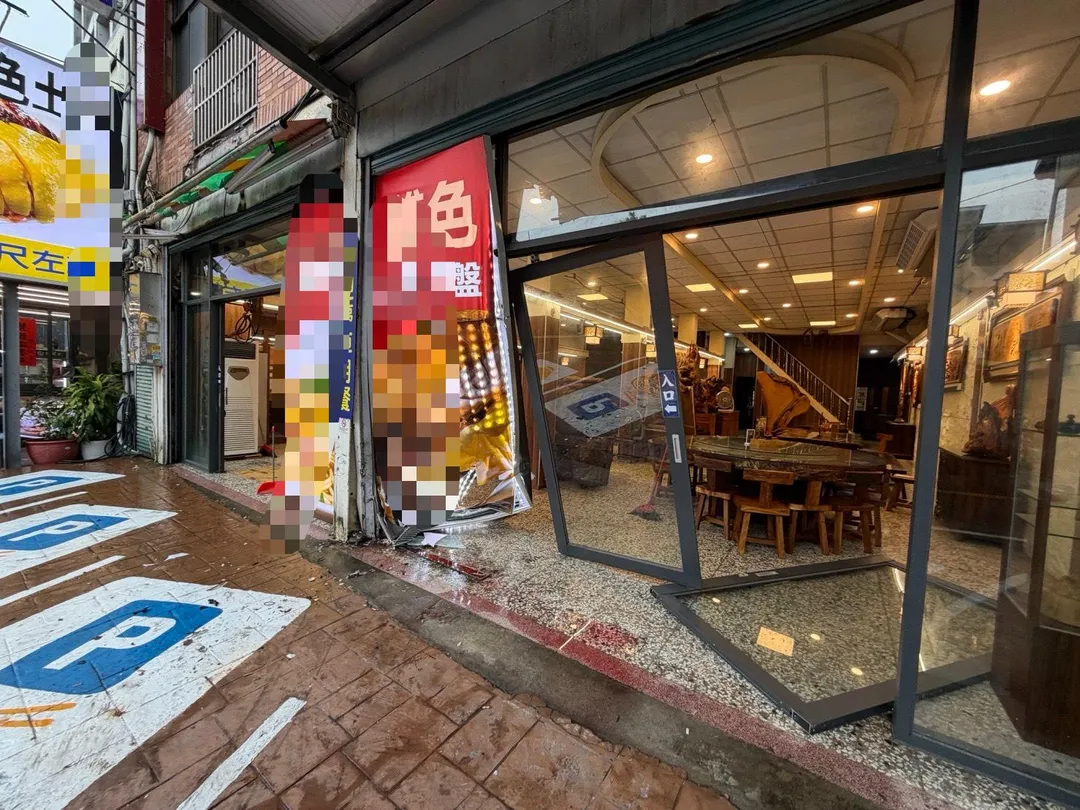 店家大門玻璃毀損。（圖／警方提供）