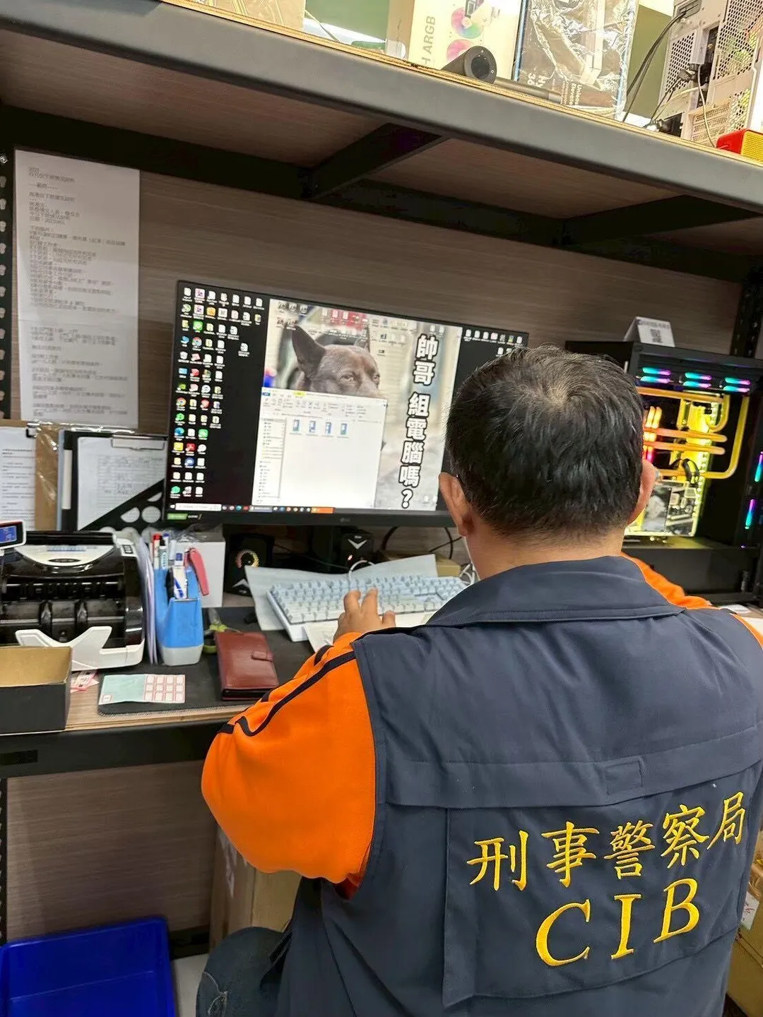 知名連鎖電腦門市涉嫌經營地下匯兌，警方前往全台北中南7家門市查緝，帶回沈姓負責人等7人調查。（圖／翻攝畫面）