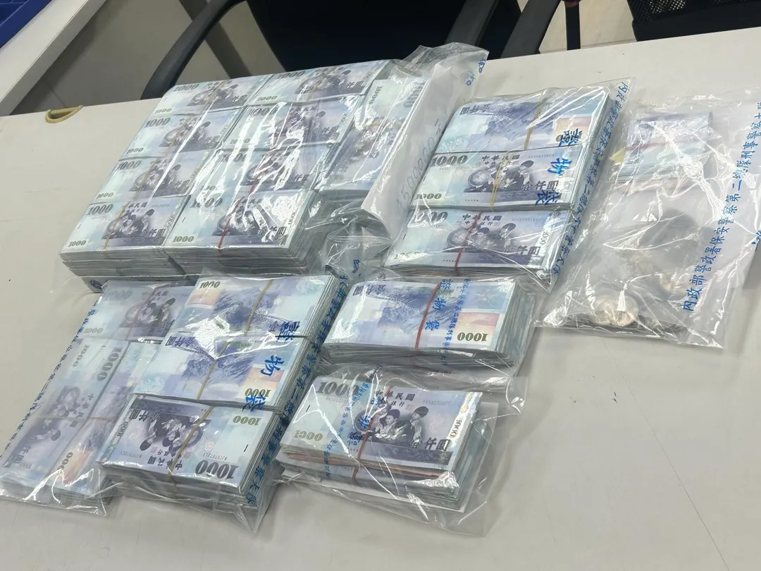 警方破獲連鎖電腦門市地下匯兌案，現場查扣高達873萬餘元現金、手機及存摺等相關犯罪證物。（圖／翻攝畫面）