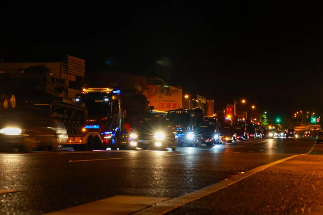 夜間準備由花蓮地區機動北上的花防部車隊，可見到由民間拖板車搭載的M60A3戰車。(圖/國防部)