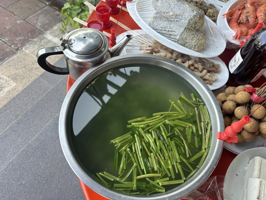 廖大乙揭「空心菜水」是靈魂供品,讓好兄弟吃飽就走不纏留。(圖/廖大乙提供)