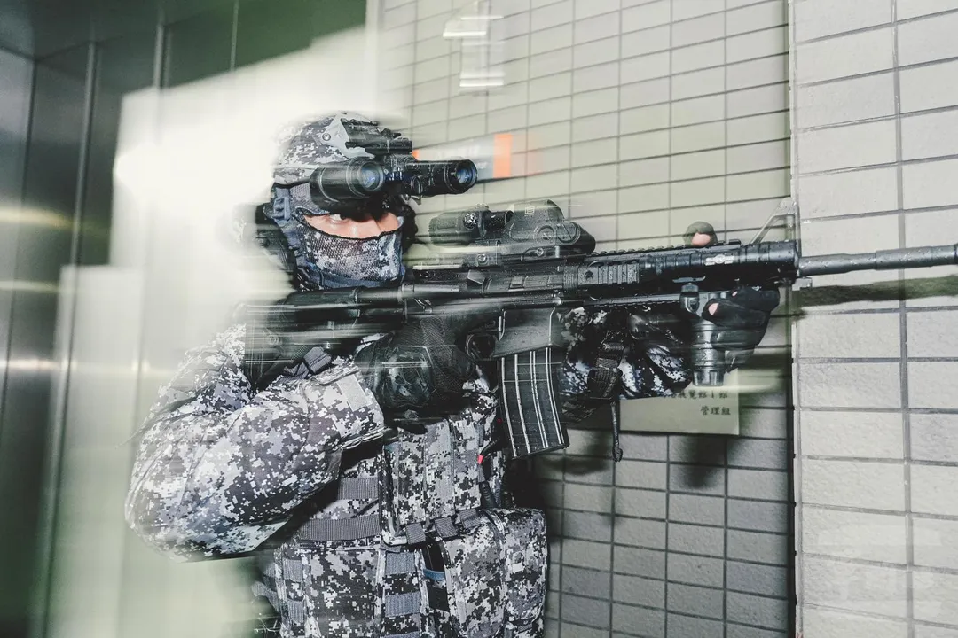 防彈盔加裝雙筒夜視鏡的憲兵,手持疑似美國軍援的M4步槍,槍上還裝有1具EOTEC反射式瞄準鏡。(圖/軍聞社)