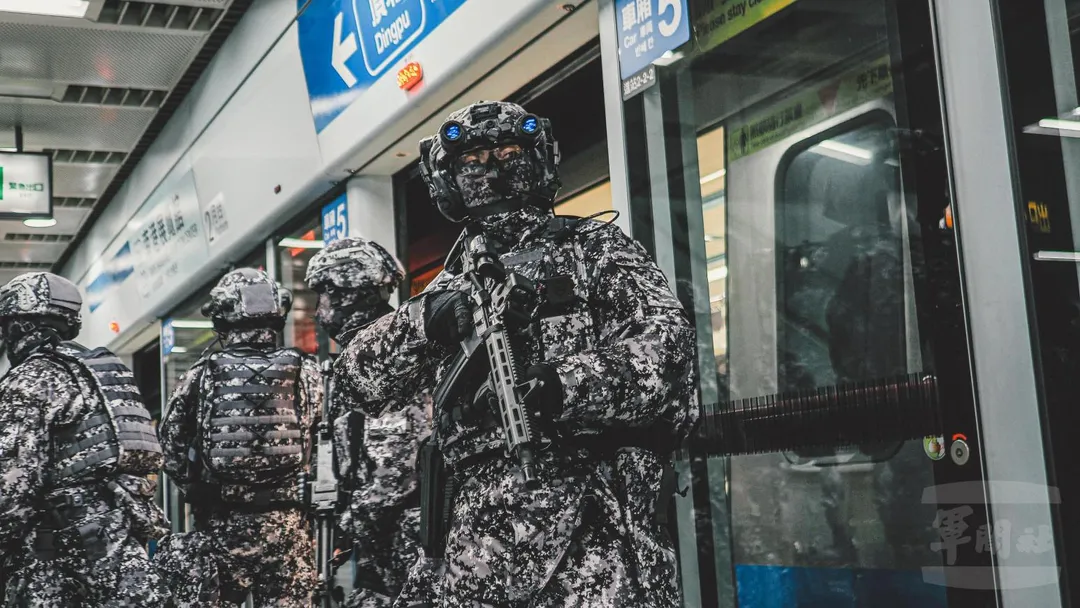 抵達捷運南港展覽館站支援的憲兵,穿著整套城市數位迷彩服、裝具。(圖/軍聞社)