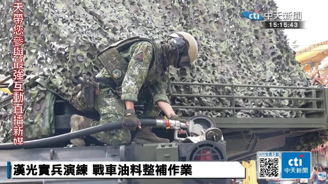 M1A2T戰車組員在車尾右側加油。(圖/中天新聞)