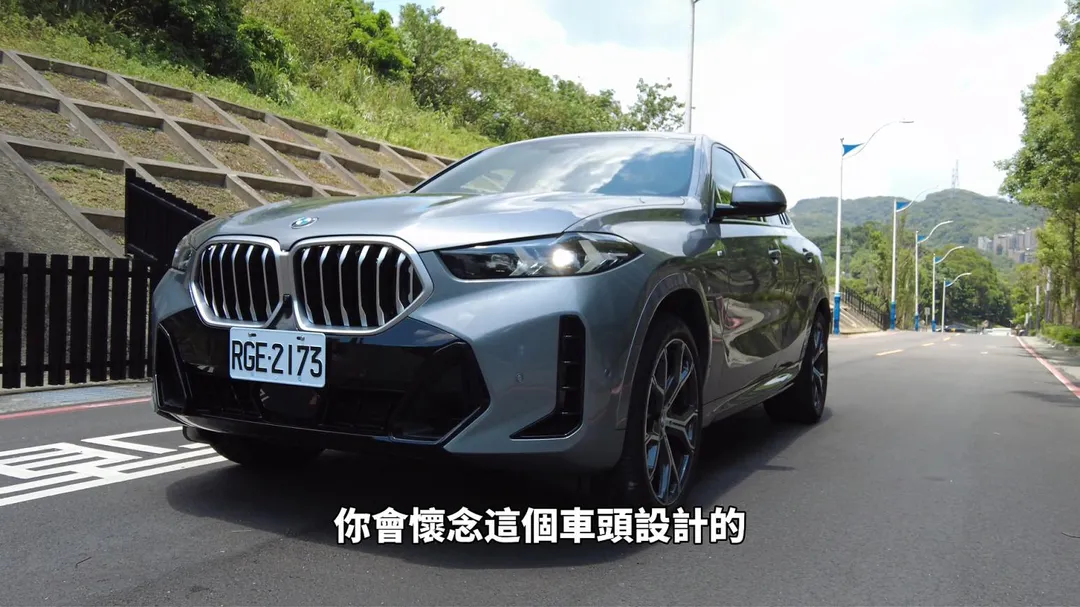 BMW X6霸氣車頭搭配LED飾光水箱護罩,辨識度十足(圖/中天車享家朱朱哥來聊車)