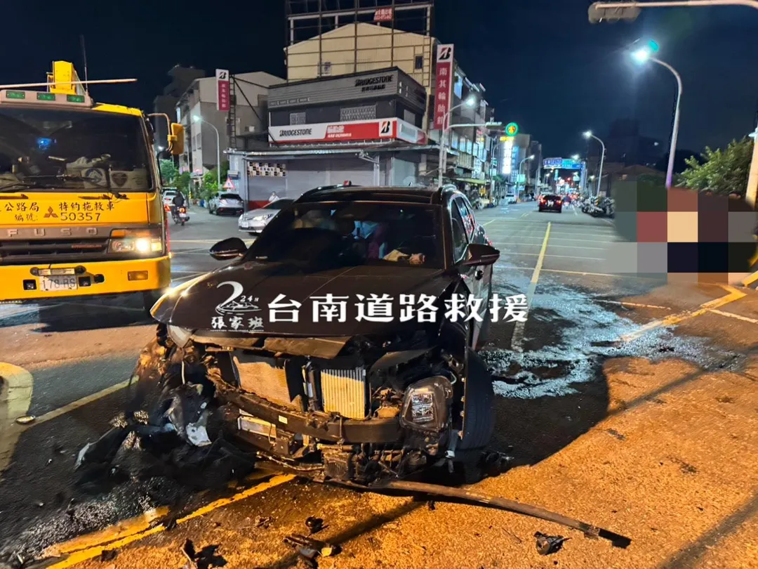 黑色車輛經過撞擊車頭全毀，事件也導致後續台鐵列車一度限速行駛。（圖／台南道路救援張家班提供）