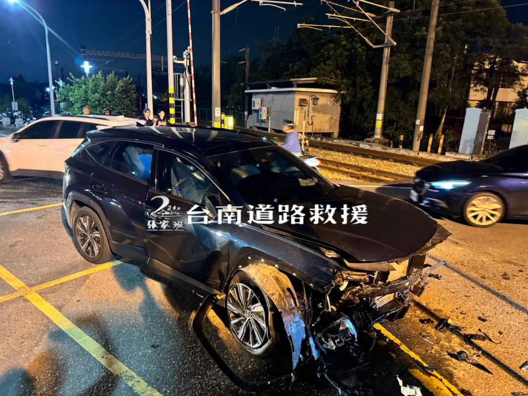 黑色車輛經過撞擊車頭全毀,事件也導致後續台鐵列車一度限速行駛。(圖/台南道路救援張家班提供)