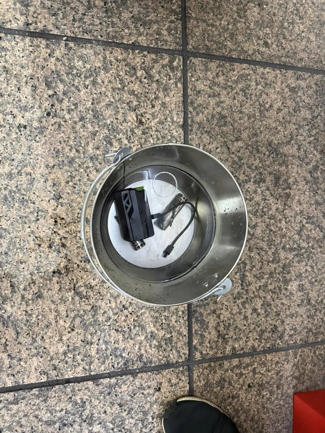 有民眾在搭乘板南線時，行動電源冒煙。（圖／消防局提供）
