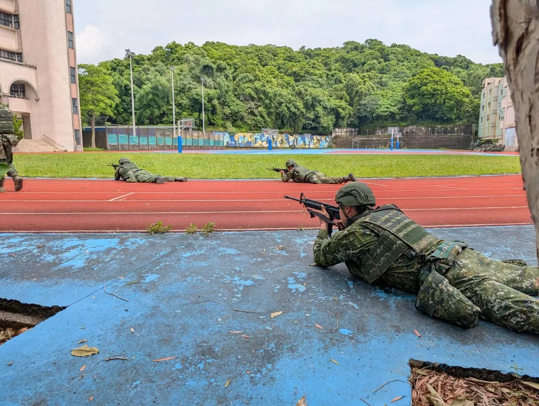 台北旅後備軍人在三民國中操場進行小部隊戰鬥訓練。(圖/宋玉寧攝)