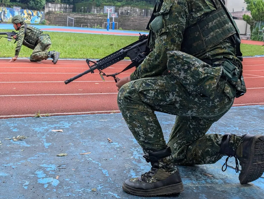 進駐三民國中的後備軍人都配發M4步槍，但槍上並未加裝瞄準鏡。(圖/宋玉寧攝)