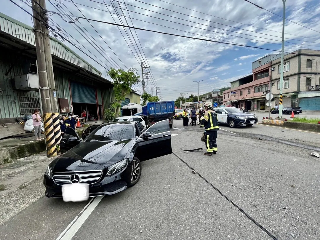 桃園市龜山區聯結車撞分隔島後逆向撞擊轎車，造成2人受傷，事故現場車輛受損。（圖／警方提供）