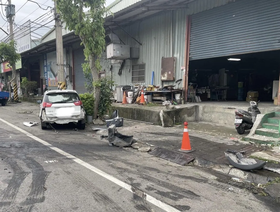 聯結車撞擊黑色賓士後造成事故，52歲郭男與60歲周男受波及，周男送醫治療。（圖／警方提供）
