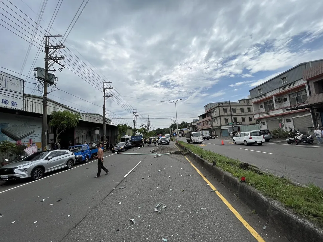 警方追查聯結車事故後，在附近超商找到41歲蘇男及41歲范男，2人均否認為駕駛。（圖／警方提供）