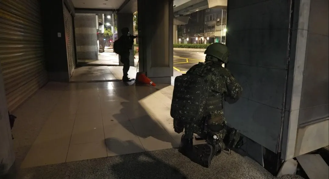 手持T91步槍的後備憲兵在復興北路旁騎樓警戒。(圖/中天新聞)