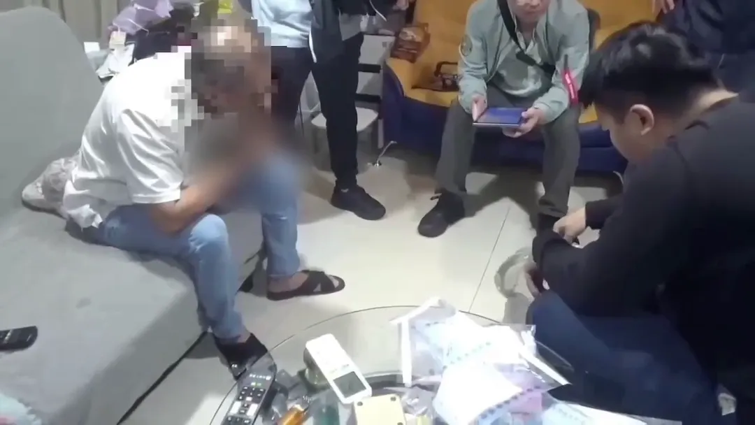 警方搜查李男住處。(圖/警方提供)