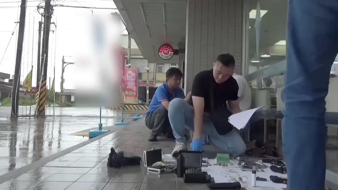 警方合力將隨身攜帶重火力的李姓男子壓制逮捕。(圖/警方提供)