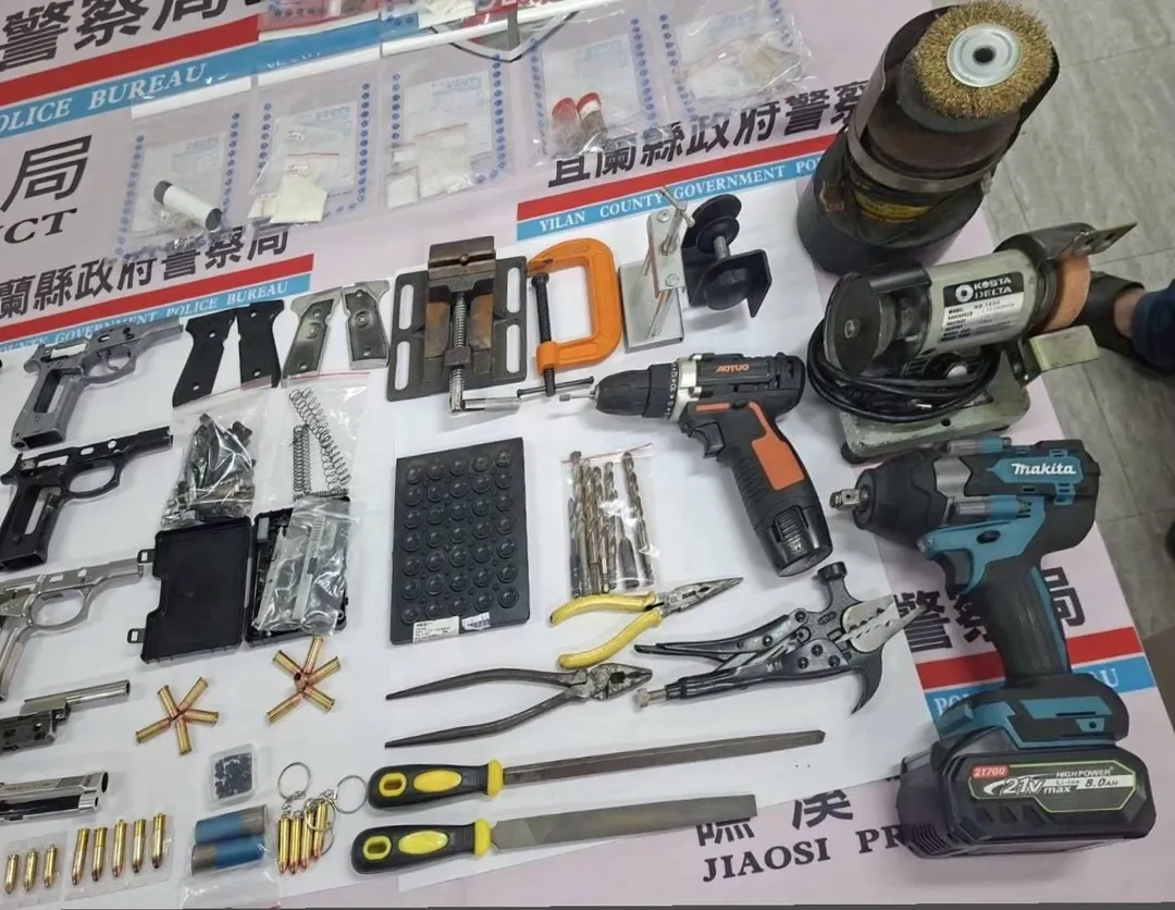 警方查獲的槍械、多種毒品跟改槍工具。(圖/警方提供)