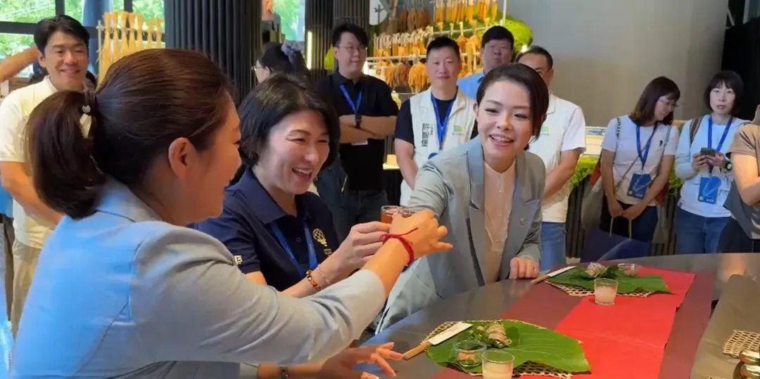 新竹市長高虹安(右)與台東縣長饒慶鈴(中)、縣議長吳秀華(左)舉杯互相加油打氣、祝福。(圖/中天新聞)