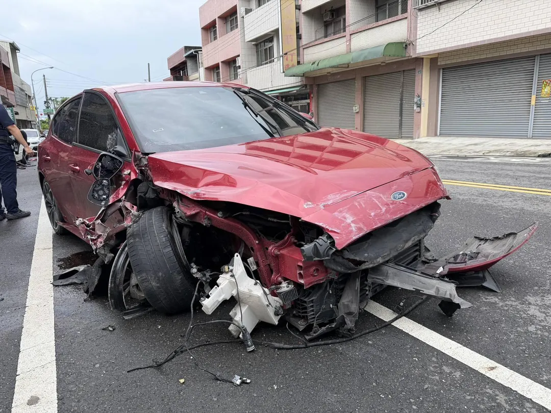 車頭嚴重毀損。（圖／翻攝畫面）