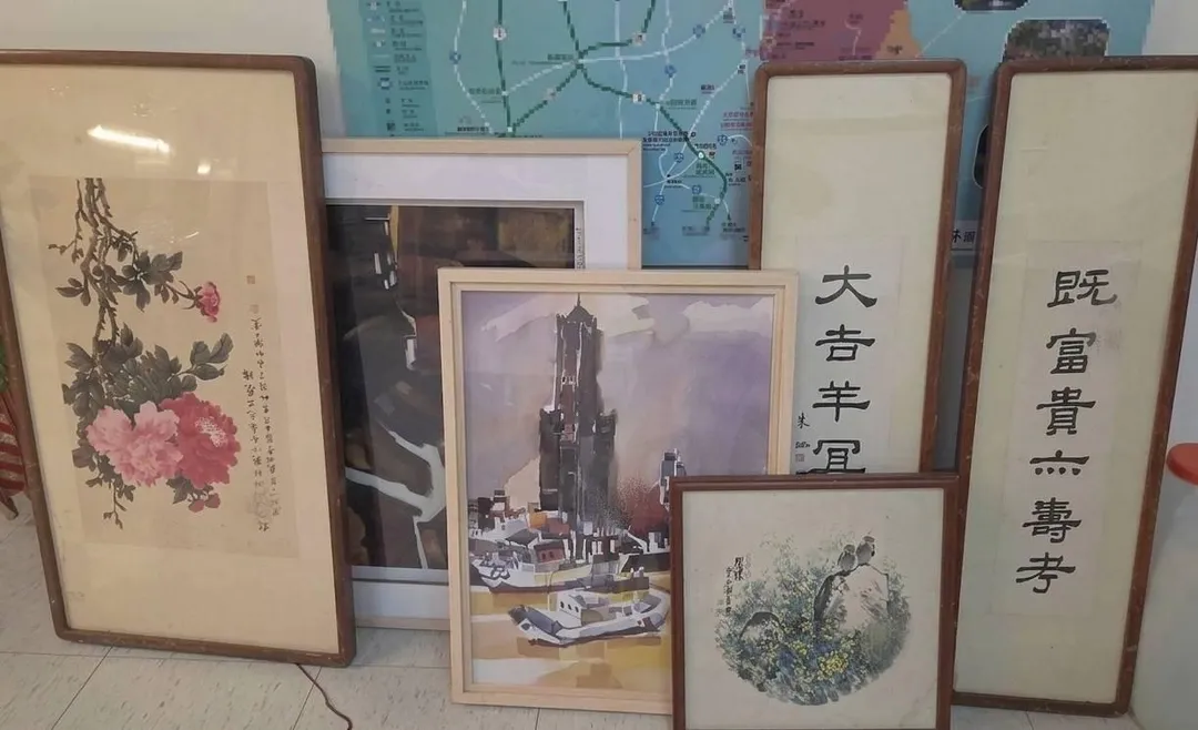 警方在周嫌藏匿處順利起獲6幅失竊畫作,經清點確認,其中包含台灣當代水彩畫家陳文龍具代表性的經典作品。(圖/警方提供)