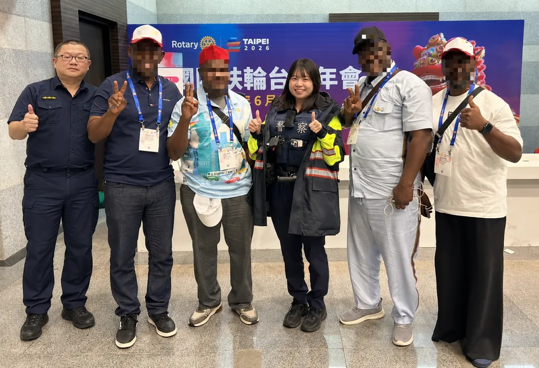 奈及利亞民眾經警方協助順利找回行李。（圖／警方提供）