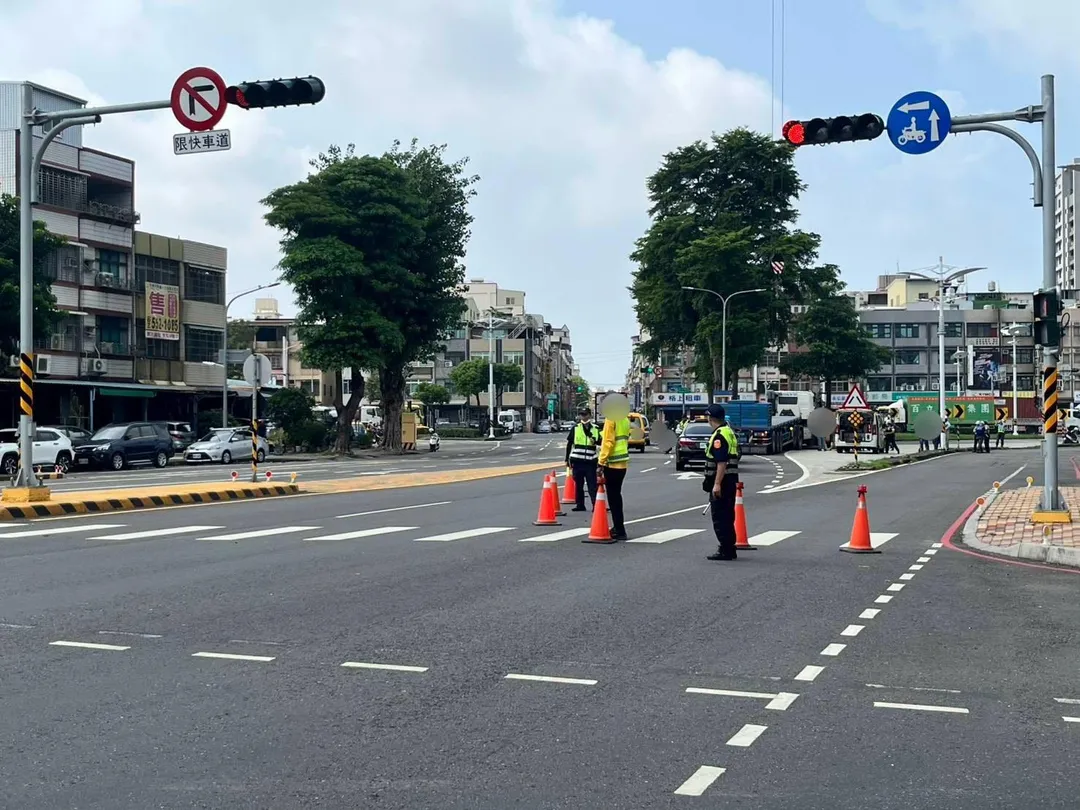 警方提醒駕駛變換車道及大型車轉彎時應注意視線死角，確保行車安全。（圖／警方提供）