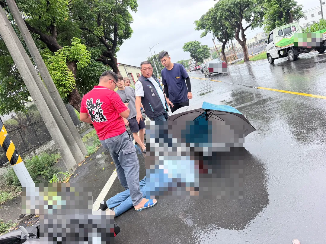 恰巧在附近跑行程的萬丹鄉縣議員洪宗麒與妻子胡嘉玲目睹事故發生,義消許辰安也剛好經過現場,三人見狀後迅速加入救援行列。(圖/警方提供)