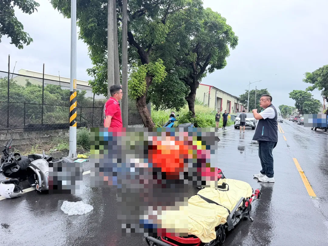 屏東縣萬丹鄉昨(10)日中午發生一起嚴重機車自撞事故,19歲吳姓女大生騎機車自撞燈桿後命危,時至今(11)日仍然昏迷不醒。(圖/警方提供)