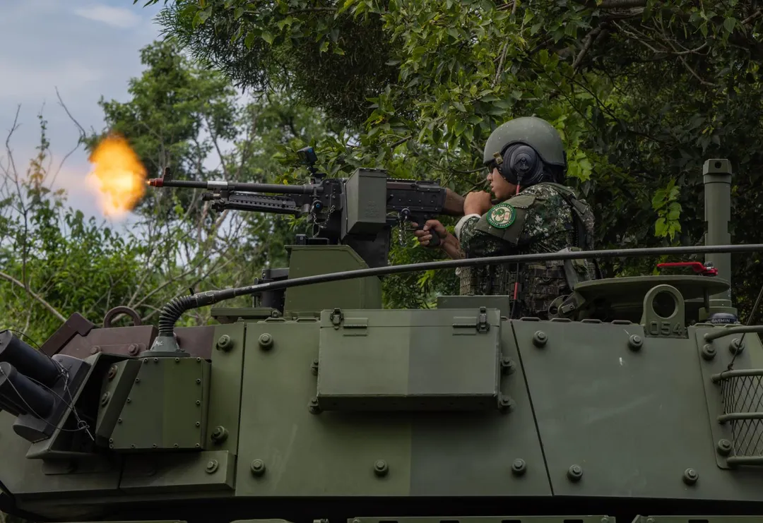 CM34戰鬥車的車長以T74式7.62公厘機槍射擊空包彈，模擬對敵攻擊。(圖/第10軍團)