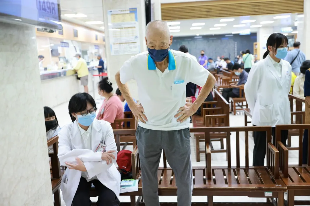 現場民眾在吳其右物理治療師帶領下進行肌力測試。(圖/花蓮慈濟醫院)