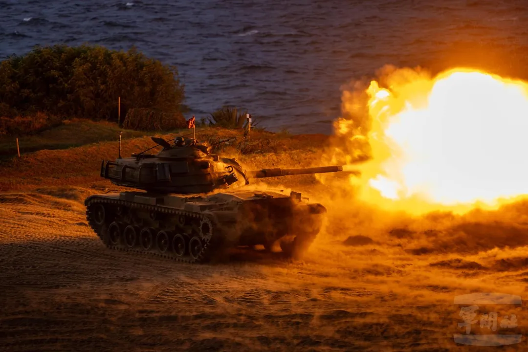 澎防部的M60A3戰車以橫向方式射擊105公厘戰車砲。(圖/軍聞社)